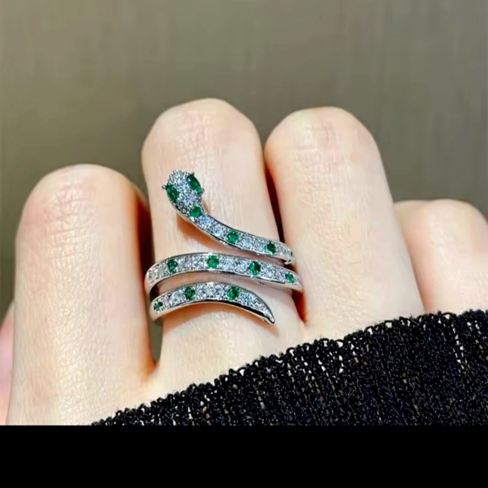 Silver‎ rhinestone snake adjustable loop ring with green stones brand new